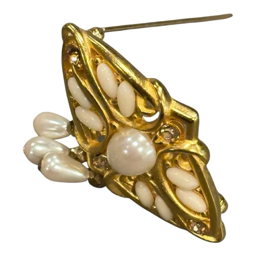 Elegant Gold and Cream Brooch pearls